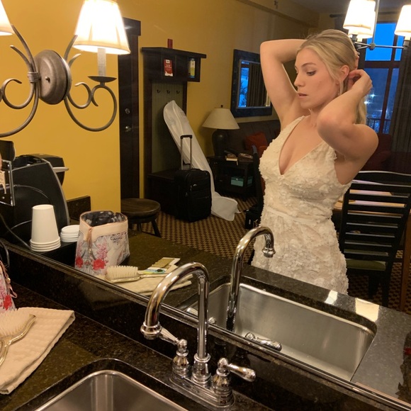 Elegant Lace Gown - Picture 3 of 4